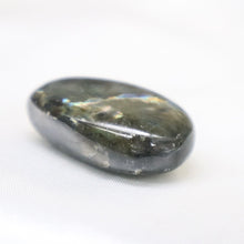 Load image into Gallery viewer, Labradorite Palmstone