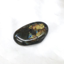 Load image into Gallery viewer, Labradorite Palmstone