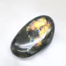 Load image into Gallery viewer, Labradorite Palmstone